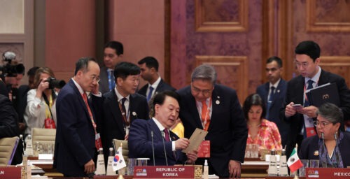 Yoon meets Chinese premier and floats trilateral summit, but tension remains